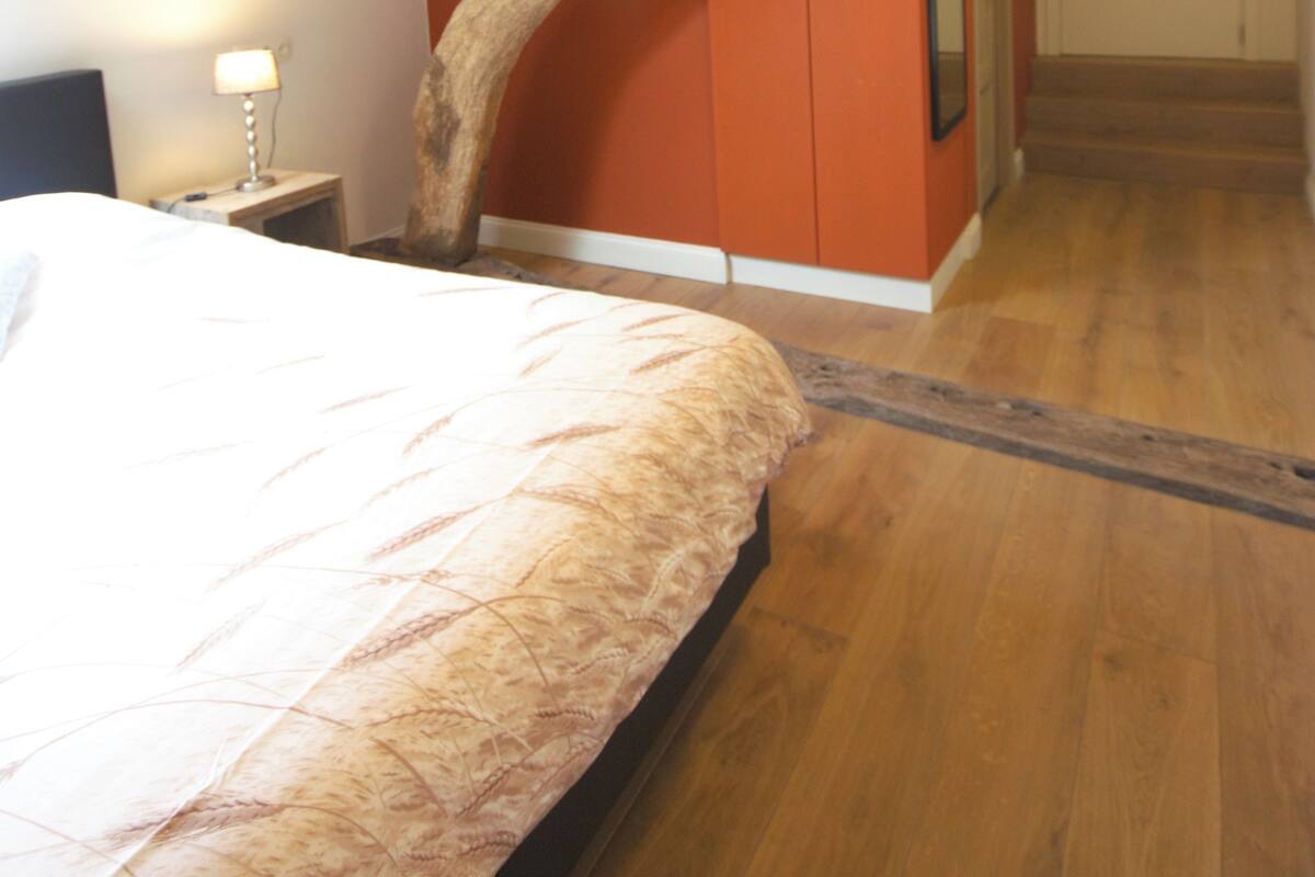 Premium bedding, desk, soundproofing, cots/infant beds
