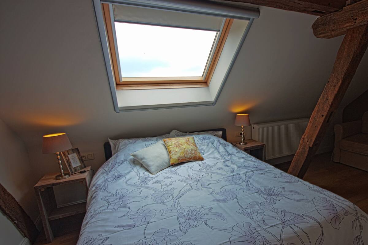 Premium bedding, desk, soundproofing, cots/infant beds