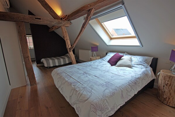 Premium bedding, desk, soundproofing, cots/infant beds