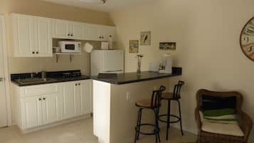 Réfrigérateur, micro-ondes, four, cafetiÚre/bouilloire