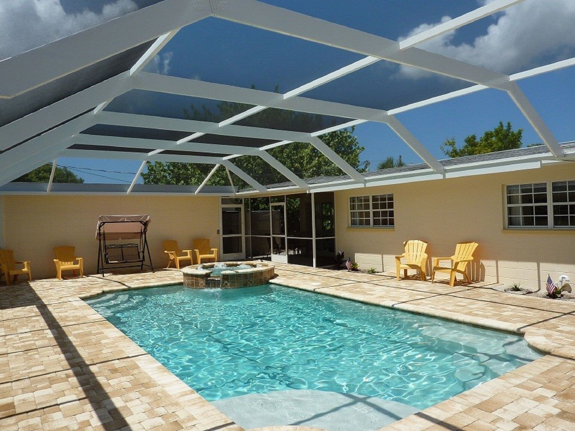 Een buitenzwembad en een verwarmd zwembad