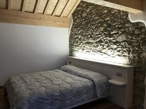 Standaard tweepersoonskamer | Geluiddichte muren, een strijkplank/strijkijzer, babybedden