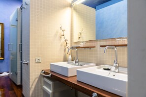 Sviitti, 2 makuuhuonetta, parveke | Kylpyhuone | Tohvelit, pyyhkeet