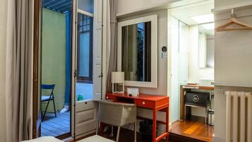 Standaard tweepersoonskamer | 1 slaapkamer, een kluis op de kamer, individueel gedecoreerd