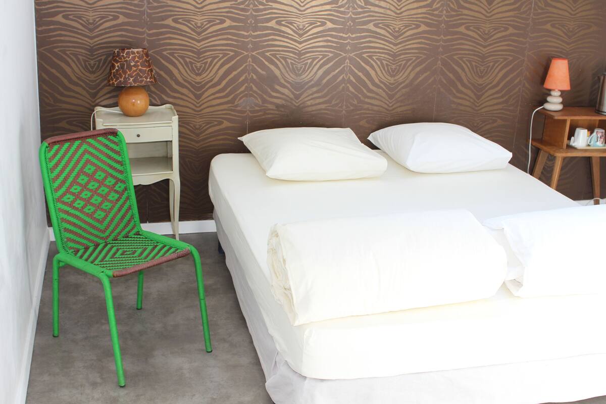 Decoración personalizada, muebles diferentes y cortinas blackout