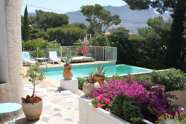 Piscine extérieure, parasols de plage, chaises longues