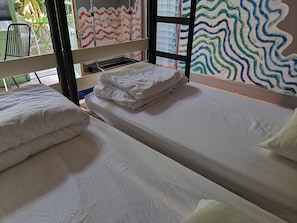 Decoración personalizada, muebles diferentes y cortinas blackout
