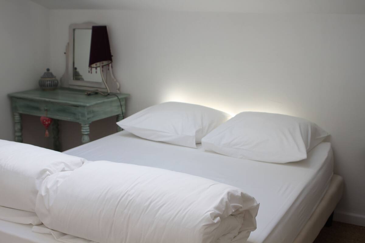 Decoración personalizada, muebles diferentes y cortinas blackout