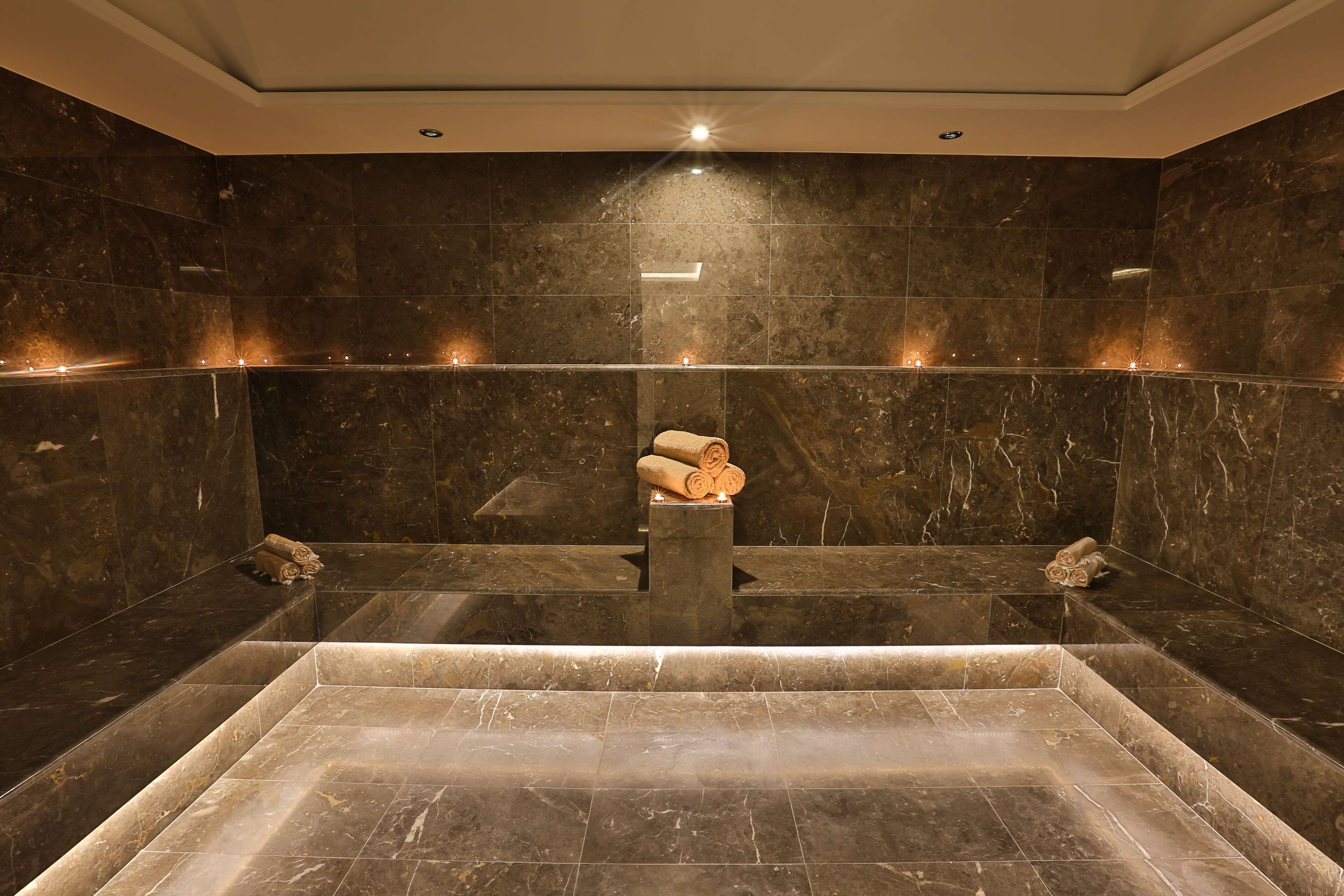 Sauna, Whirlpool, Dampfbad, Sportmassagen, Massageanwendungen