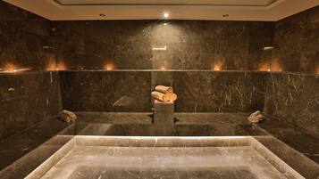 Een sauna, een bubbelbad, een stoombad, sportmassages