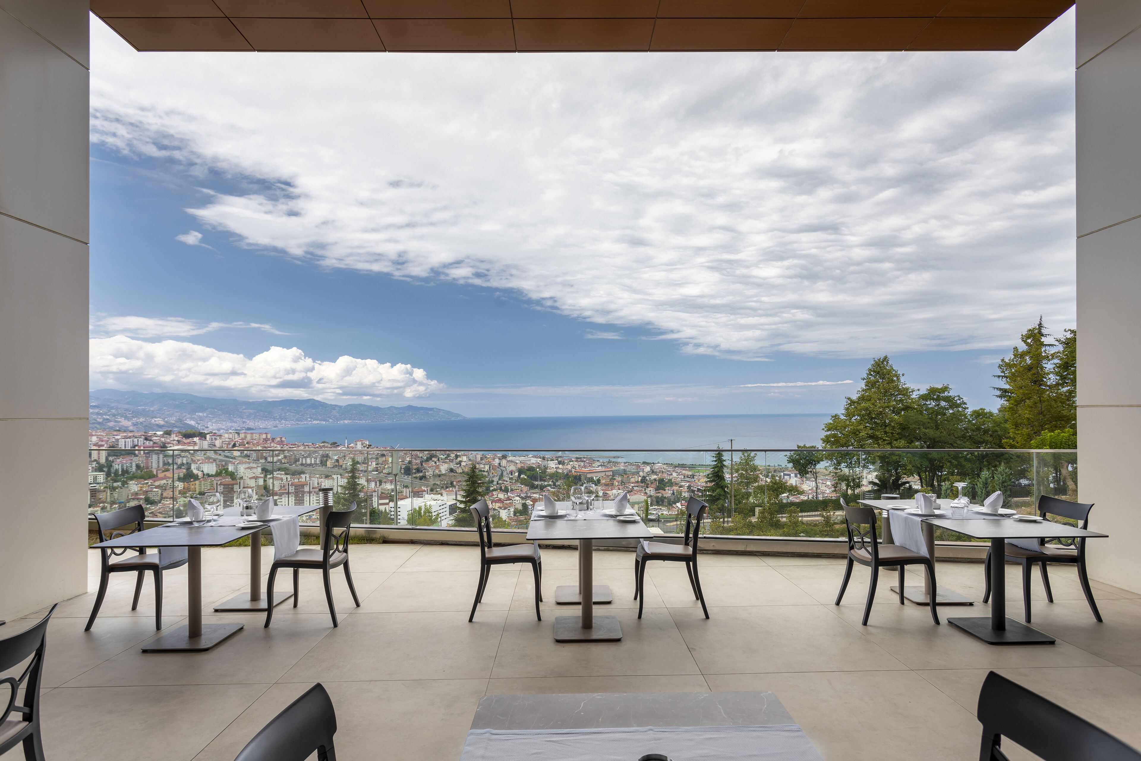 2 restaurants, breakfast served