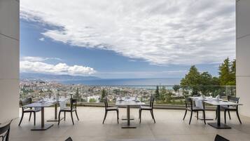 2 restaurantes, é servido café da manhã