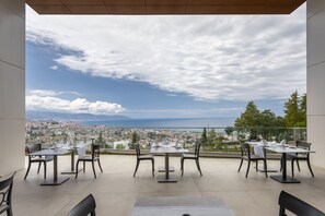 2 restaurants, breakfast served