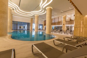 Innendørsbasseng og sesongbasert utendørsbasseng