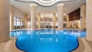 Piscina interna, piscina externa sazonal