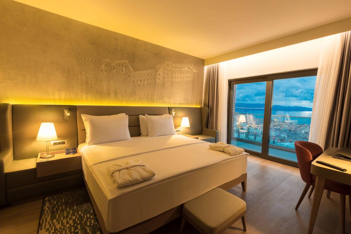 Suite, 1 Bedroom, Balcony (Panoramic View) | 1 bedroom, Egyptian cotton sheets, premium bedding, down comforters