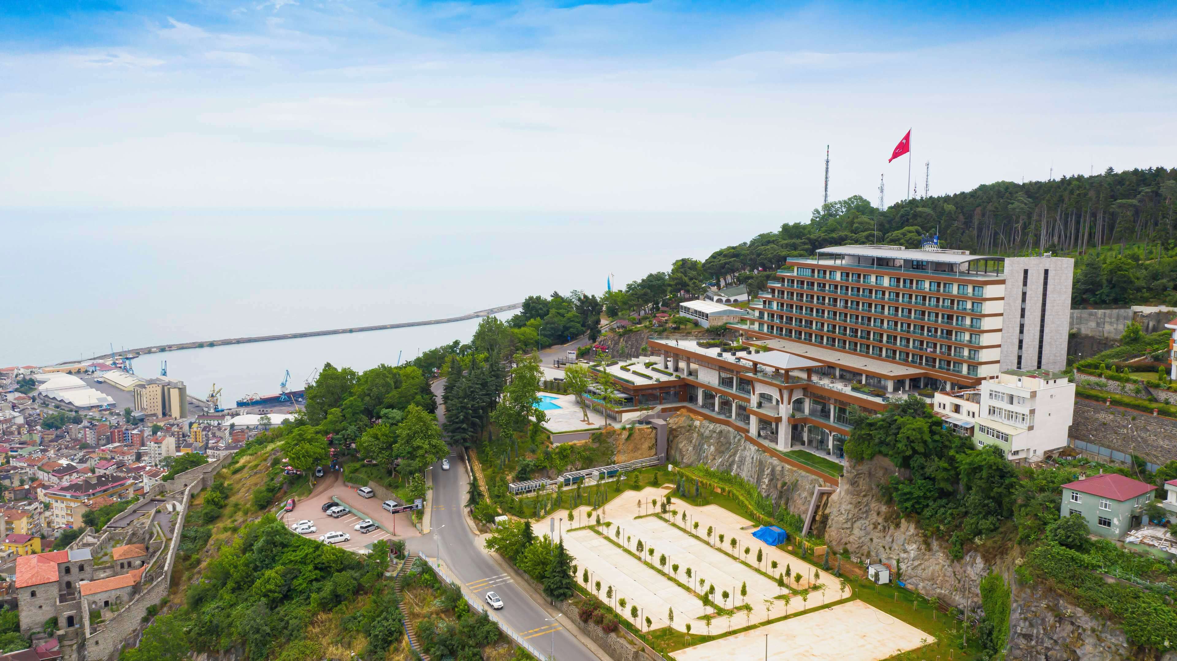 Un hotel de diseño moderno situado en una colina con vistas a la costa.