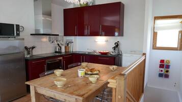 Frigorifero, microonde, forno, piano cottura