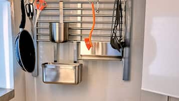Full-size fridge, microwave, cookware/dishes/utensils