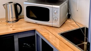Full-size fridge, microwave, cookware/dishes/utensils - Pepo Hostel (Tel Aviv)