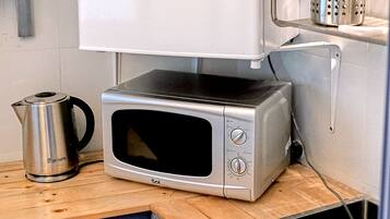 Lemari es besar, microwave, dan peralatan masak/sendok-piring