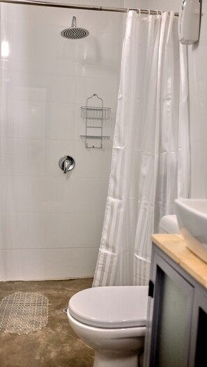 1 Bed in Shared Mixed Dormitory | Két bảo mật tại phòng, bàn, bàn ủi/dụng cụ ủi quần áo