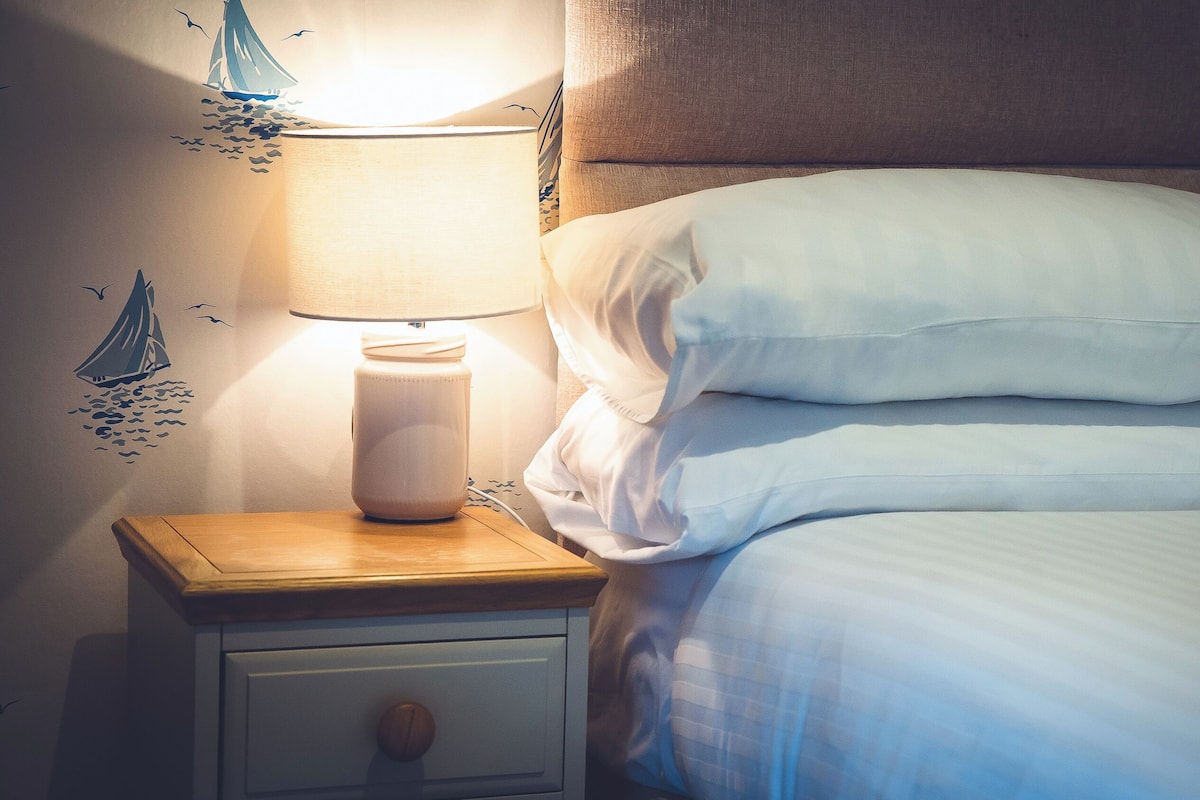 Tabla de planchar con plancha, wifi gratis y ropa de cama