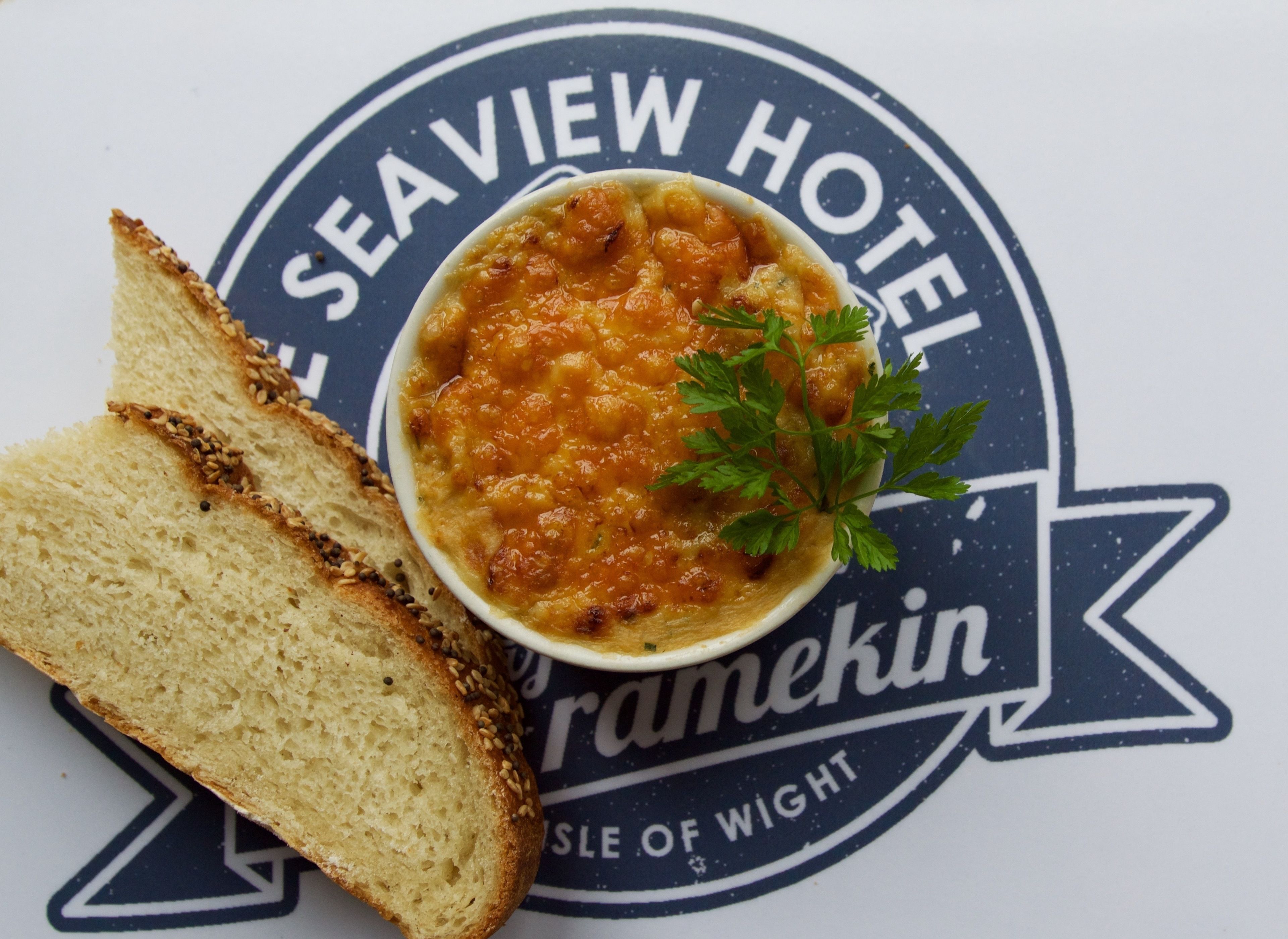 Un tazón de sopa con pan sobre un mantel individual con el texto 'Sea View Hotel Isle of Wight'.