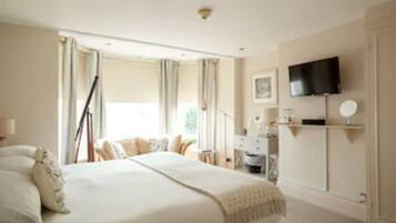 Habitación doble superior, vistas parciales al mar | Tabla de planchar con plancha, wifi gratis, ropa de cama