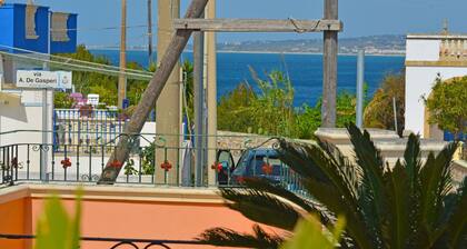 Luxusvilla mit großer Terrasse mit Meerblick und nur wenige Schritte vom Meer entfernt