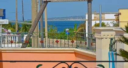 Villa de luxe avec grande terrasse donnant sur la mer et Ă quelques pas de la mer