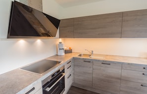 Frigorífico, horno, placa de cocina y lavavajillas