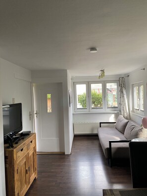 Fernseher, DVD-Player, Bücher, Stereoanlage