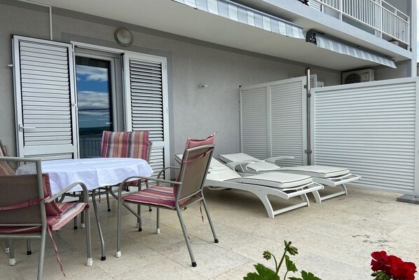 Outdoor dining - Beautiful apartment in Dramalj with a large terrace overlooking the sea (Dramalj)