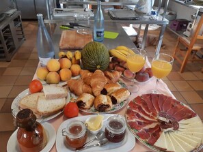Gratis kontinental frukost varje dag