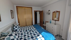 Apartamento, 1 habitación, terraza, vistas al mar | 1 dormitorio, tabla de planchar con plancha, cunas (de pago)