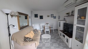 Apartamento, 1 habitación, terraza, vistas al mar | Zona de estar | Una televisión de pantalla plana