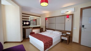 Habitación económica, 2 camas individuales | Minibar, escritorio, insonorización y ropa de cama