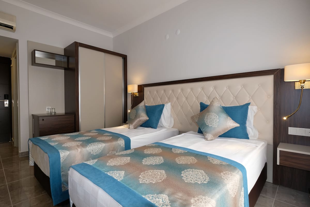 Minibar, desk, soundproofing, bed sheets