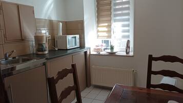 Fridge, microwave, stovetop, coffee/tea maker