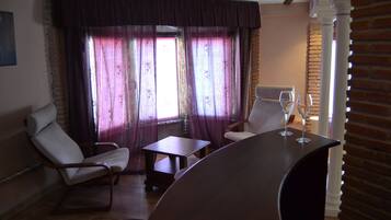 Suite, bubbelbad (204 Cueva de la Encantada) | Woonkamer | Een flatscreentelevisie