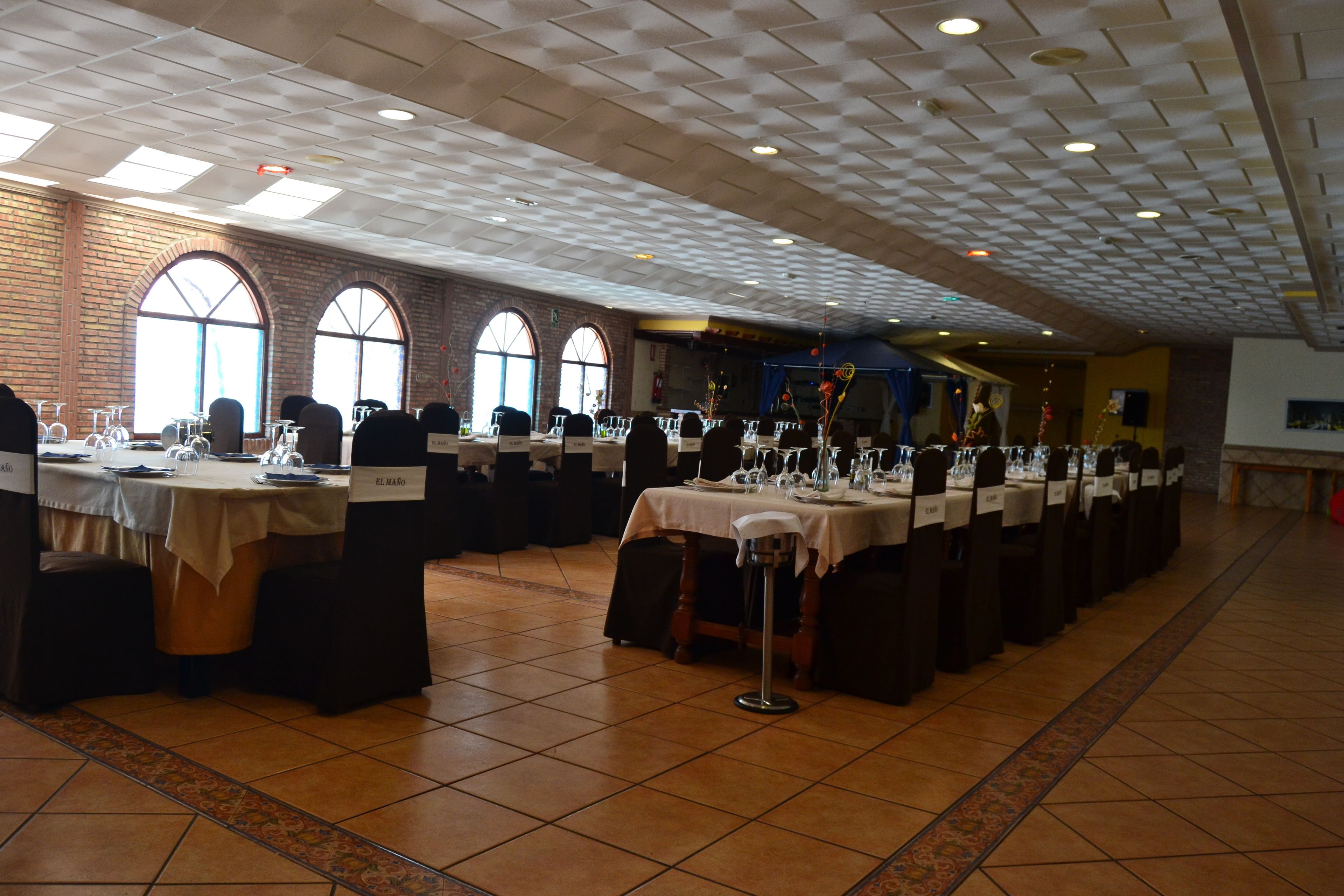 Serveert lunch en diner, lokale gerechten