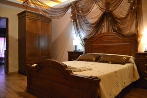 Suite, banyera d'hidromassatge (204 Cueva de la Encantada) | Escriptori, planxa i posts de planxar, wifi gratuïta i roba de llit 