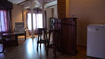 Suite, bubbelbad (204 Cueva de la Encantada) | Woonruimte | Een flatscreentelevisie