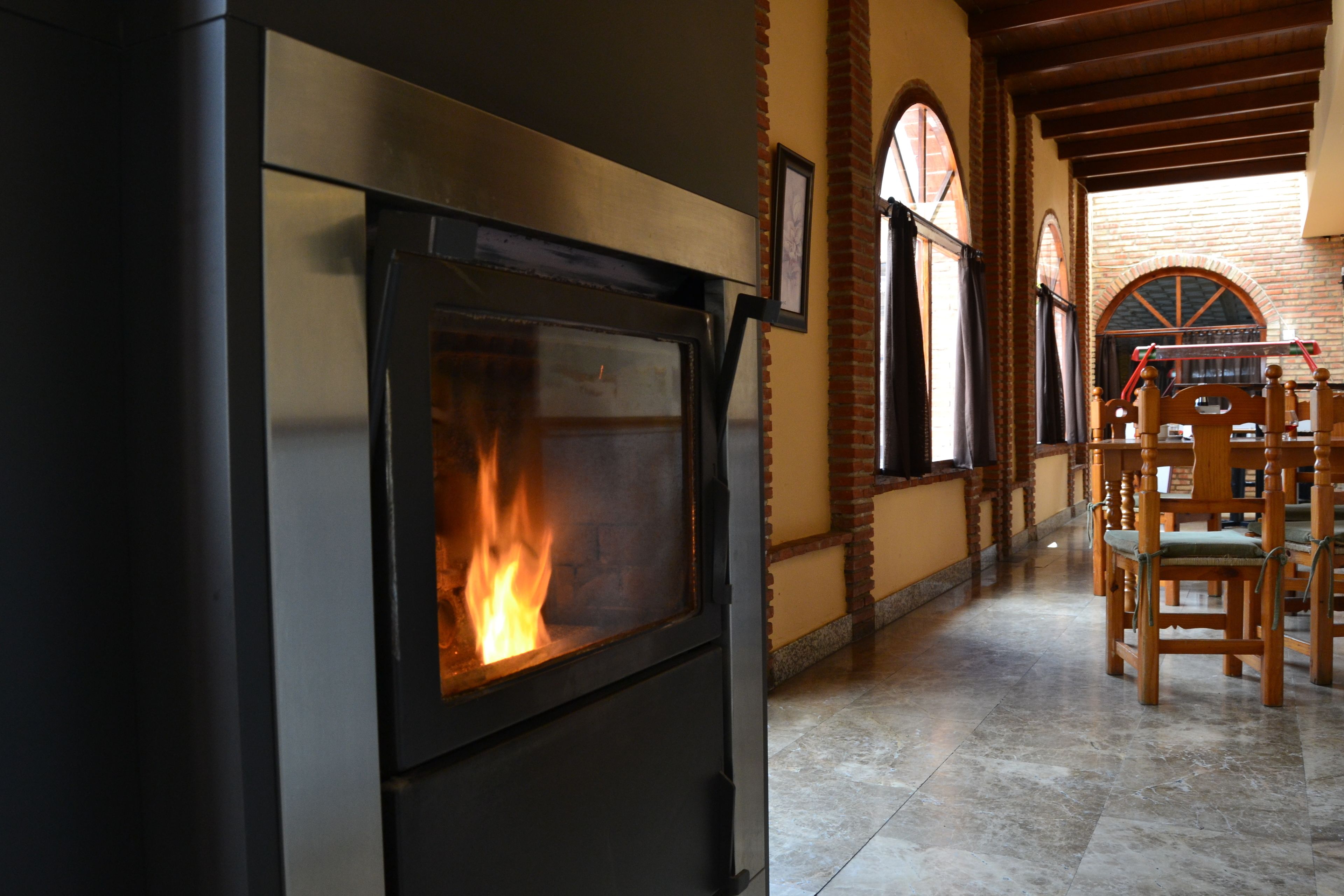 供应午餐和晚餐，地方菜