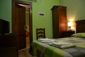 Double Room (108 Cerro del Cubo) | Desk, iron/ironing board, free WiFi, bed sheets