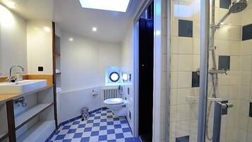 Appartement, 3 chambres | Salle de bain | Douche