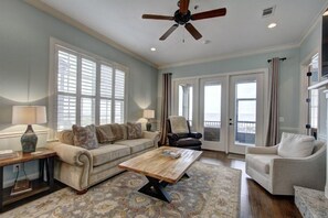 TV, fireplace, books - Ocean Cottage 106 Oceanfront cottage with spectacular views! (Jekyll Island)