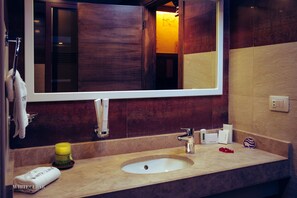 Regadera, amenidades de baño gratuitas, secadora de cabello, toallas