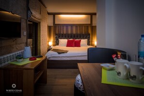 Habitación doble, 1 cama King size | Escritorio, tabla de planchar con plancha y cunas gratuitas